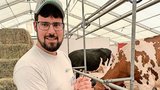 Damian Schuler aus Willisau sorgte im Tierzelt mit seinem Team für das Tierwohl und beantwortete Fragen zu unbehornten Kühen. (Bild: Josef Scherer)